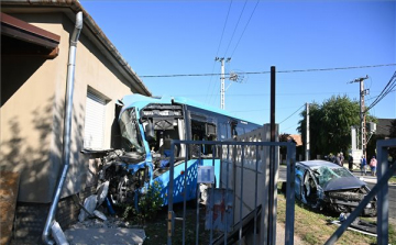 Busszal ütközött egy személyautó Gyálon, öten megsérültek