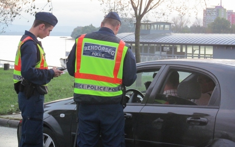 A biztonsági övek használatát ellenőrzik a rendőrök a hétvégén