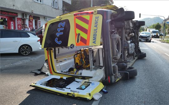 Mentőautó borult fel Budapesten 