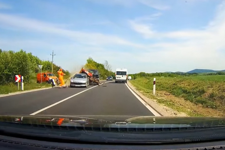 Durva balesetet rögzített a fedélzeti kamera - VIDEÓ